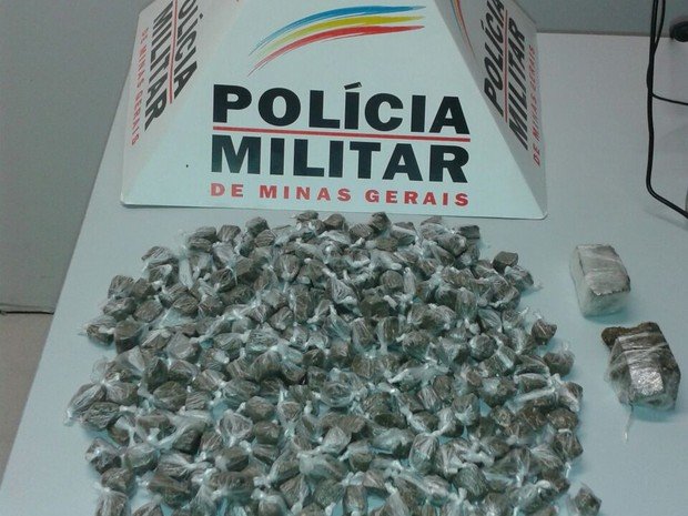 Em Ipatinga, polícia apreende 251 buchas de maconha perto de campo