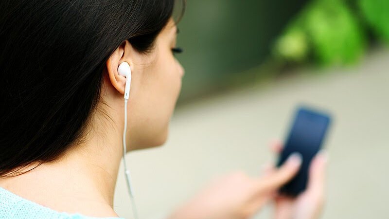 Mais de 1 bilhão de jovens correm o risco de perder a audição, aponta OMS