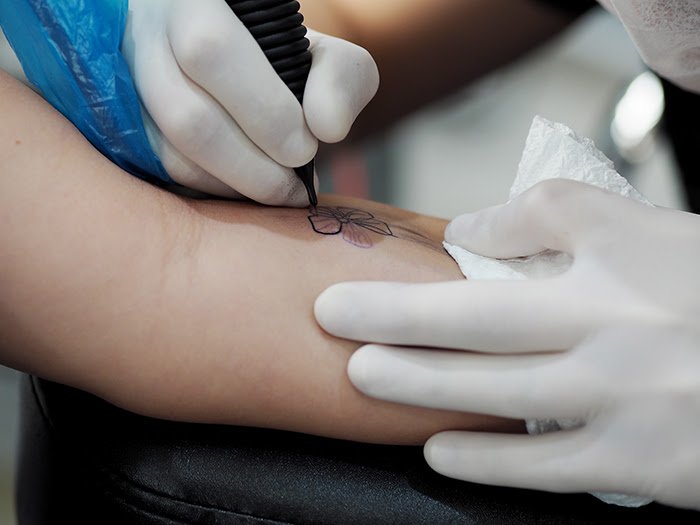 Tatuagens podem alterar a transpiração e os níveis de sódio do corpo, diz  estudo