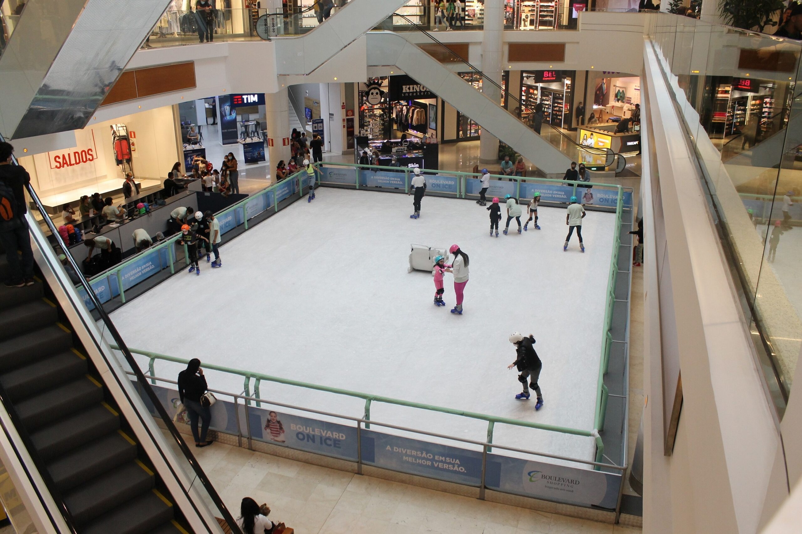 Pista de patinação no gelo é atração de férias no Boulevard Shopping BH