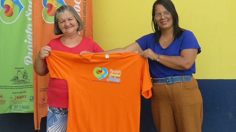 Projeto Social Joias faz entrega de uniformes para os alunos dos cursos de “Artesanato”