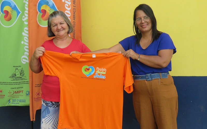 Projeto Social Joias faz entrega de uniformes para os alunos dos cursos de “Artesanato”