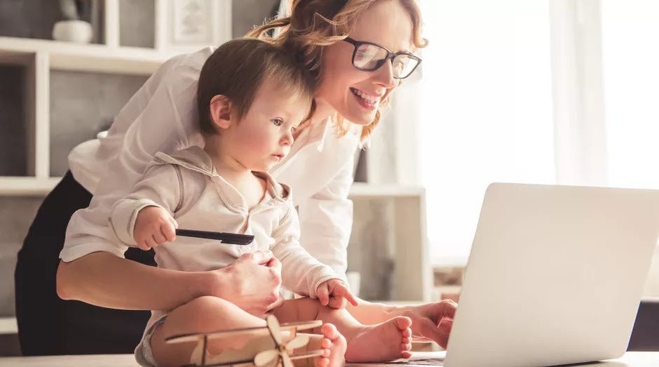 Como os cursos online ajudam mulheres a terem uma renda em casa?