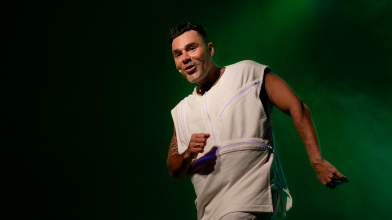 Rodrigo Sant’Anna faz única apresentação do espetáculo “Atazanado” em Juiz de Fora