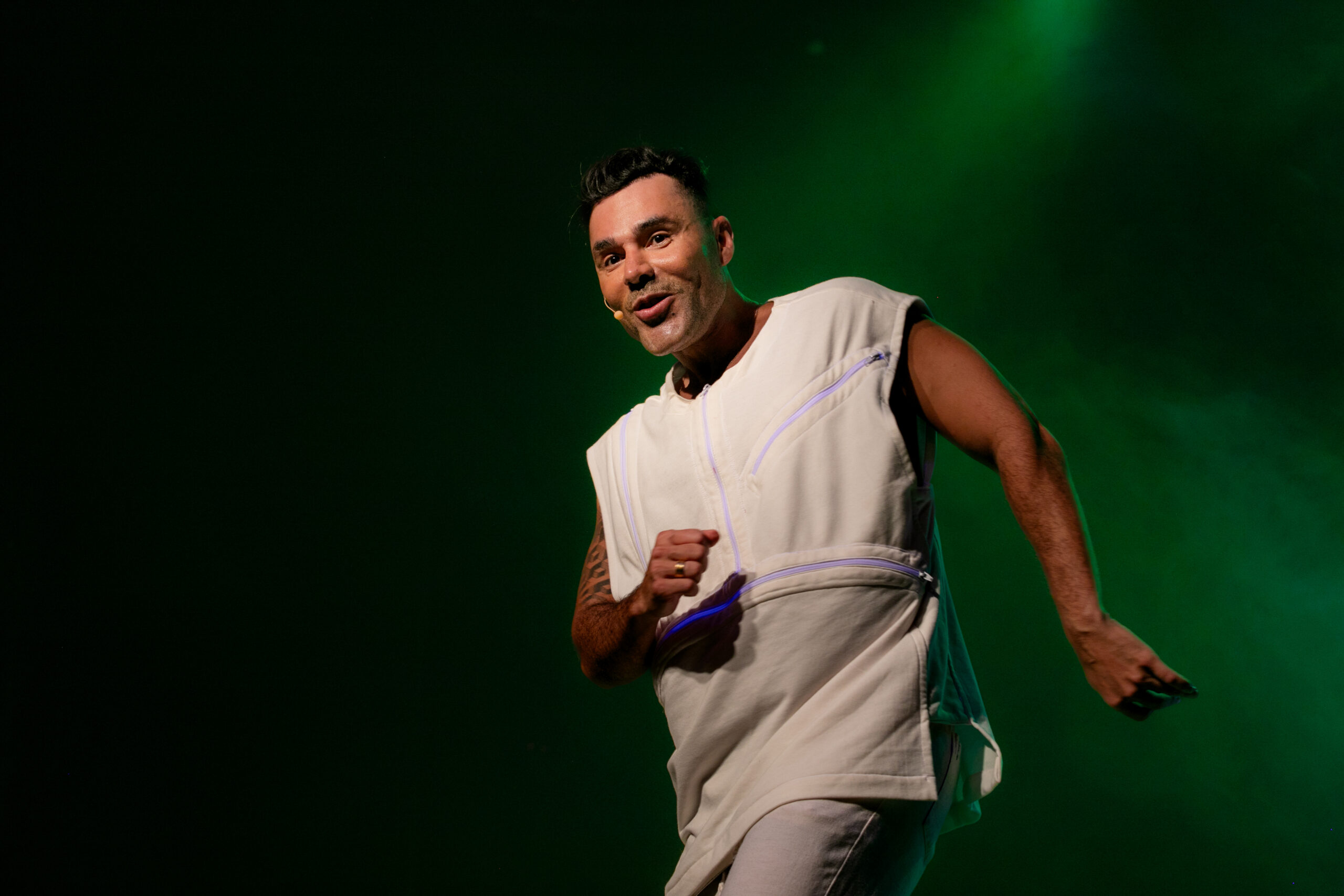 Rodrigo Sant’Anna desembarca em Juiz de Fora neste domingo com o espetáculo “Atazanado”