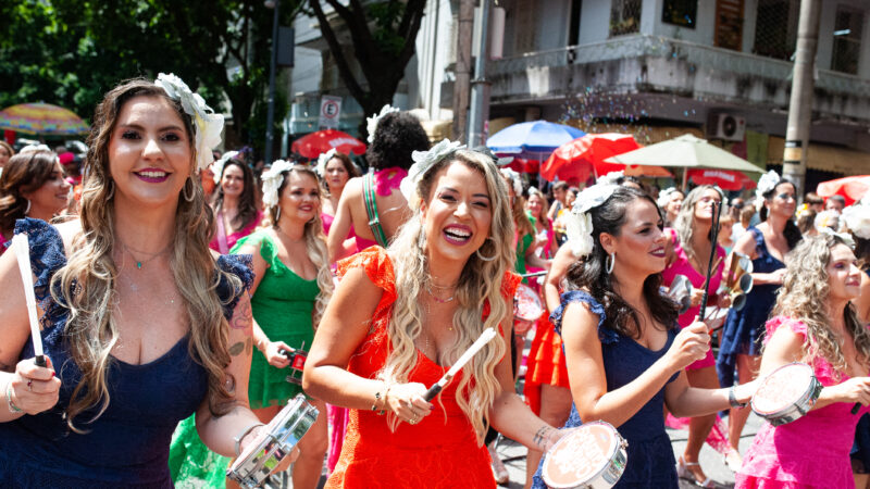 Bloco de mães: As Charangueiras completam 12 anos e homenageiam o sertanejo feminino no Carnaval de BH
