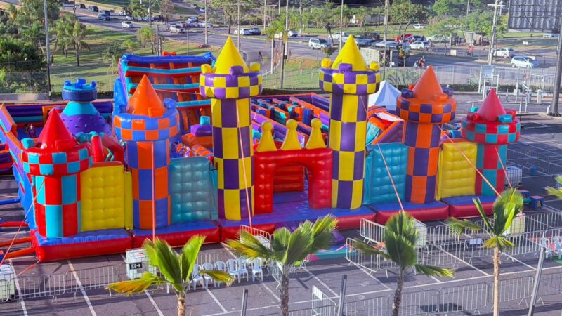 Maior brinquedo inflável da América do Sul chega ao Shopping Del Rey com muita aventura e diversão