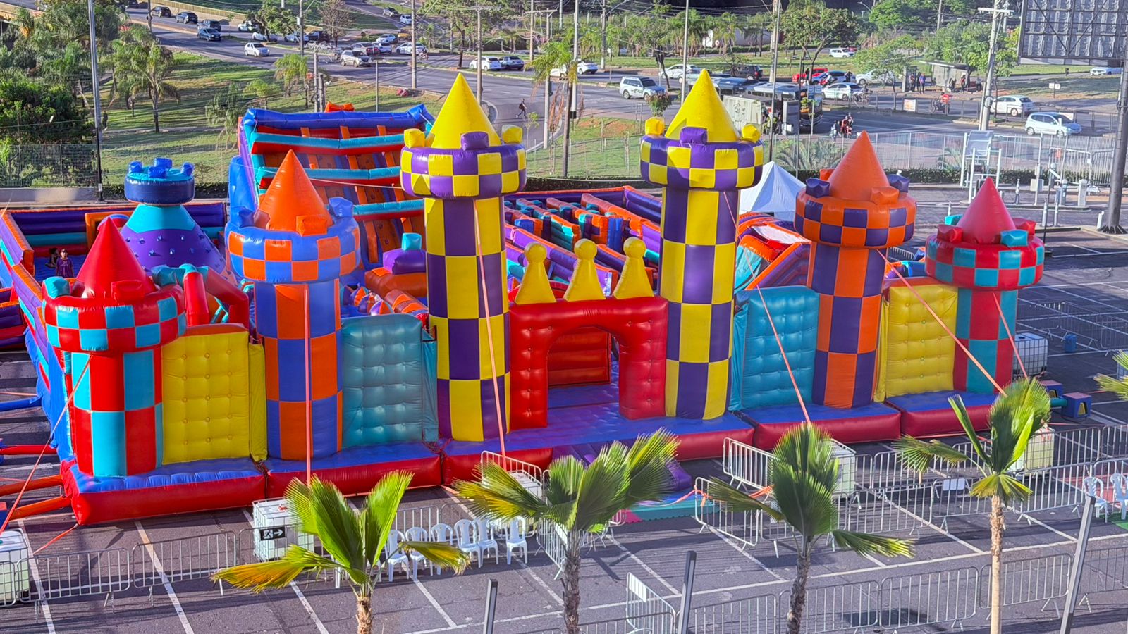 Maior brinquedo inflável da América do Sul chega ao Shopping Del Rey com muita aventura e diversão