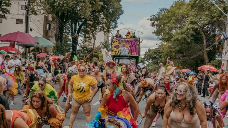 Bloco Salada de Frutas arrasta milhares de foliões no bairro Floresta  em celebração à diversidade