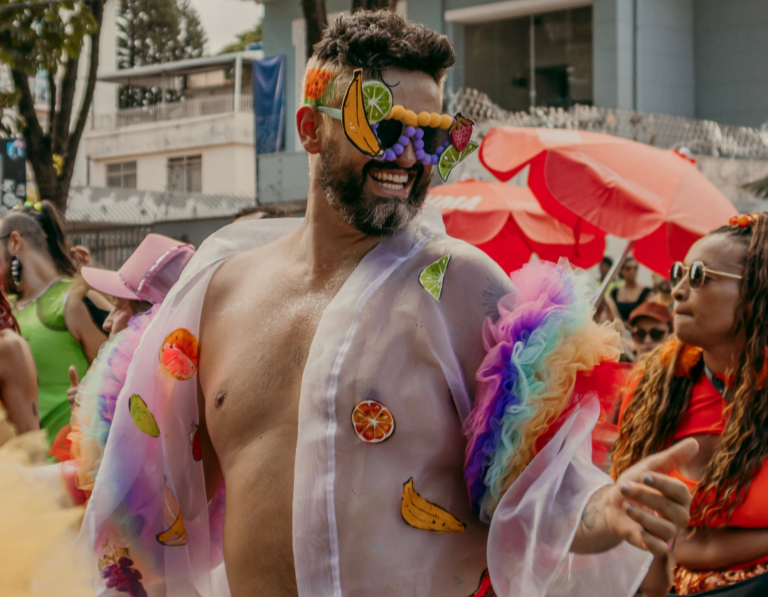 “Alegria Selvagem” toma conta da Floresta: Bloco Salada de Frutas promete explosão de cores e ritmos neste domingo