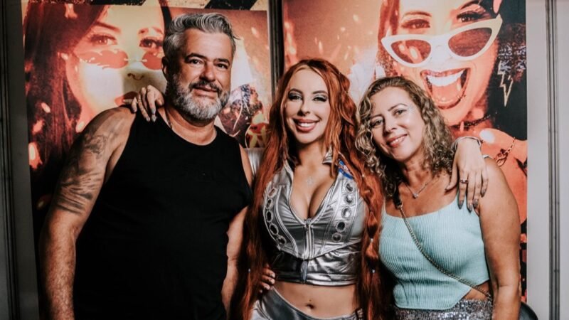 “Minha base, meu figurino e minha força”: DJ Danny Albuquerque exalta o DNA materno em sua identidade artística