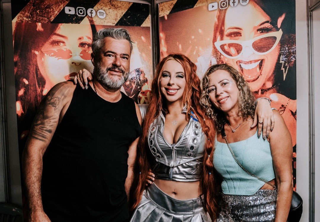 “Minha base, meu figurino e minha força”: DJ Danny Albuquerque exalta o DNA materno em sua identidade artística