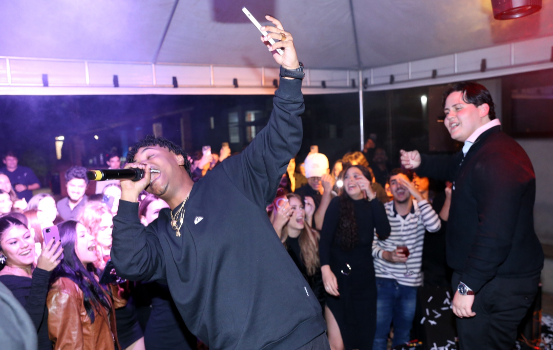 Guilherme Couto reúne amigos em Pedro Leopoldo para celebrar 18 anos com direito a show de MC Vitin LC