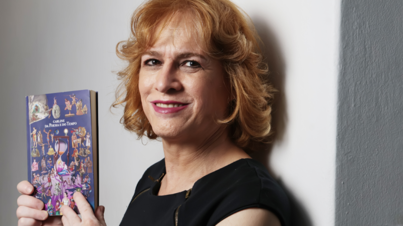 Carline lança o livro “Da Poesia e Do Tempo”