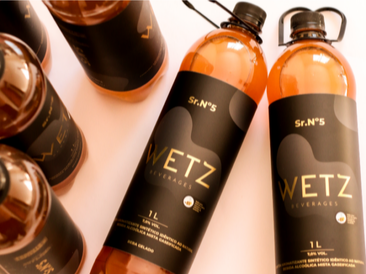 Wetz Beverages aposta no “premium acessível” para democratizar a alta coquetelaria com garrafas de 1 litro