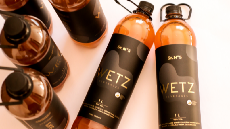 Wetz Beverages aposta no “premium acessível” para democratizar a alta coquetelaria com garrafas de 1 litro